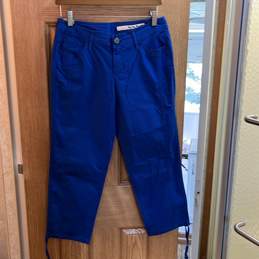 DKNY Jeans women’s capri pant. Size 2